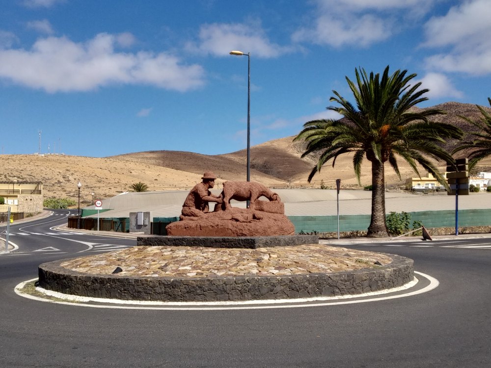 Pájara - statue of man milking a goat